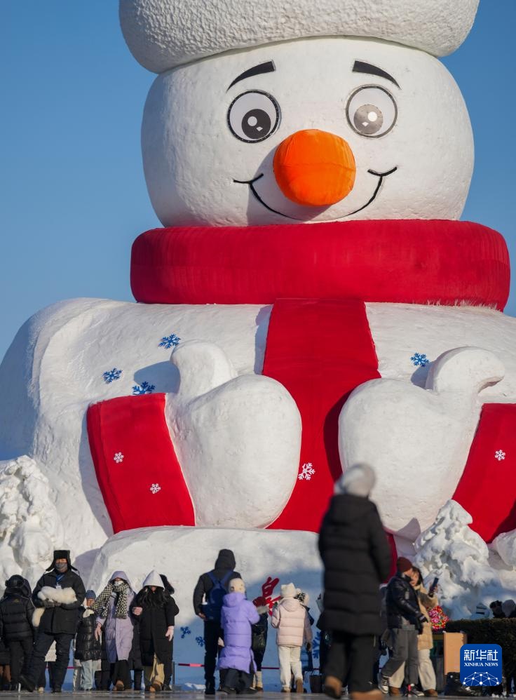 雪人“暖”北国：黑龙江冰雪季的别样温度