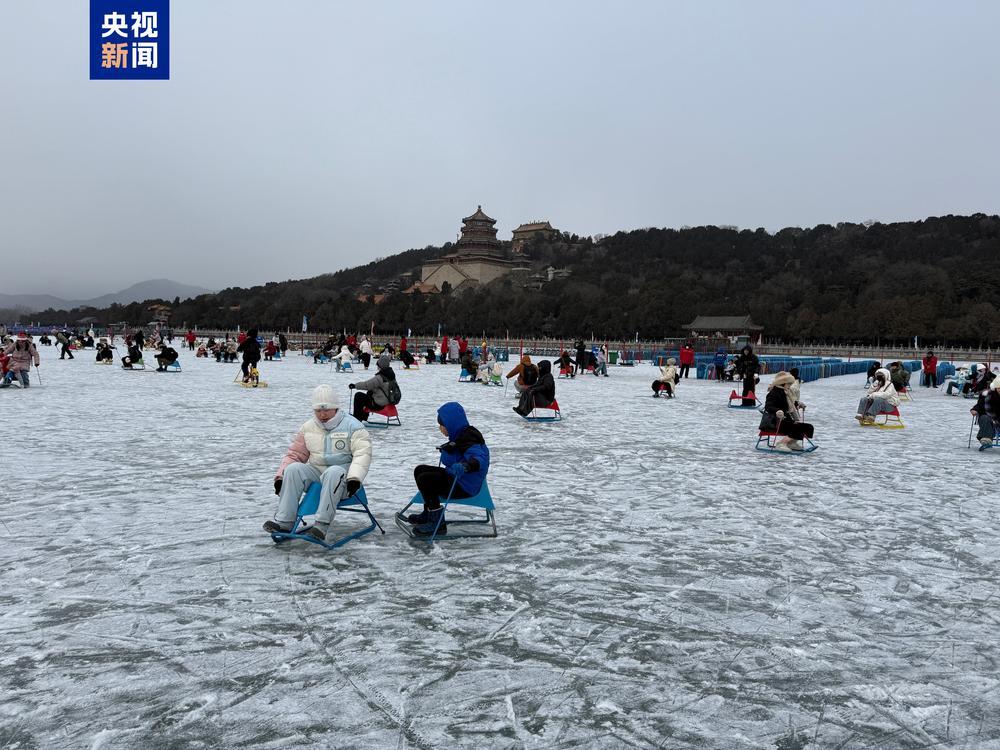 北京市区最大天然户外冰场 颐和园昆明湖冰场今日开放