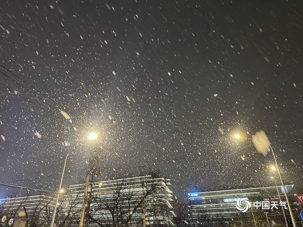 北京多地进入降雪主要时段 一组图看漫天雪花纷飞