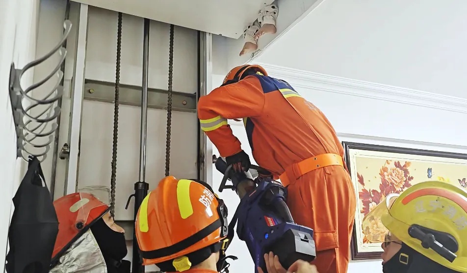 天花板上伸出一双小脚丫！家长定睛一看，吓得马上报警