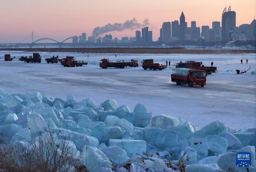 “冰城”哈尔滨开始为下届冰雪大世界存冰