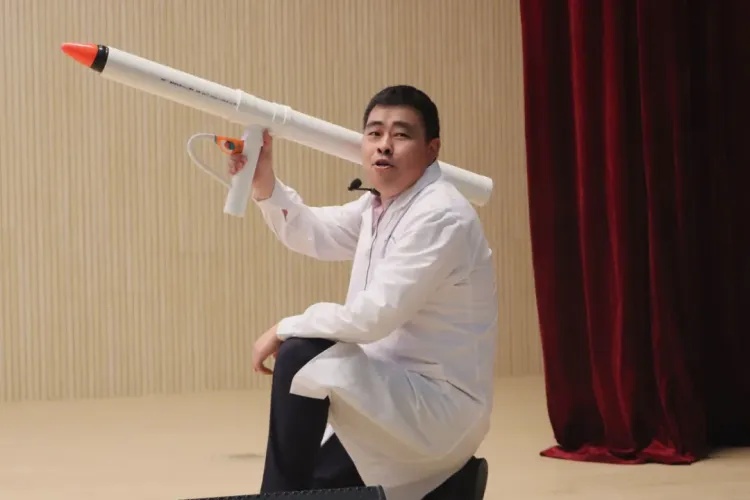 太酷了！浙江科学老师“打铁花”火出圈，网友：别人家的老师