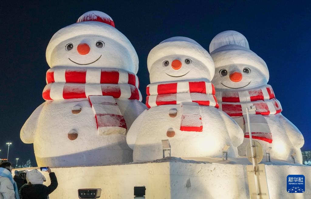 雪人“暖”北国：黑龙江冰雪季的别样温度