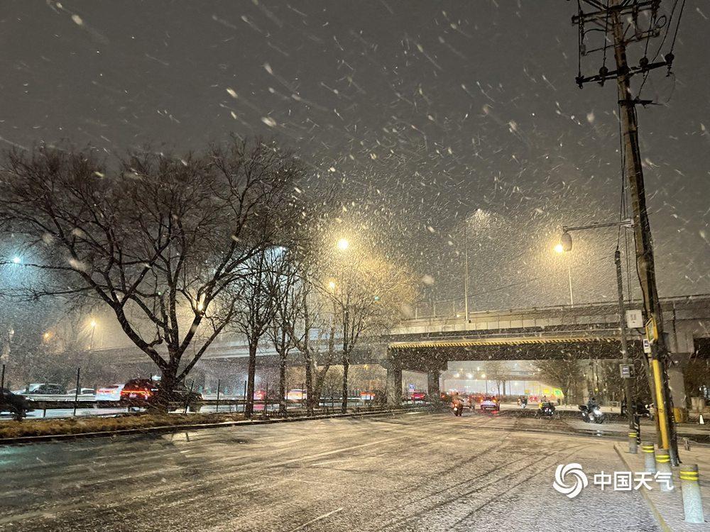 北京多地进入降雪主要时段 一组图看漫天雪花纷飞