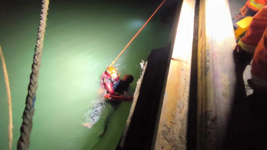 吓出冷汗！一男子凌晨坠海