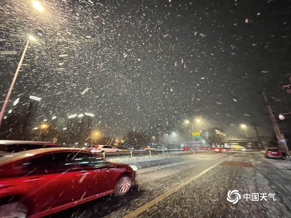 北京多地进入降雪主要时段 一组图看漫天雪花纷飞