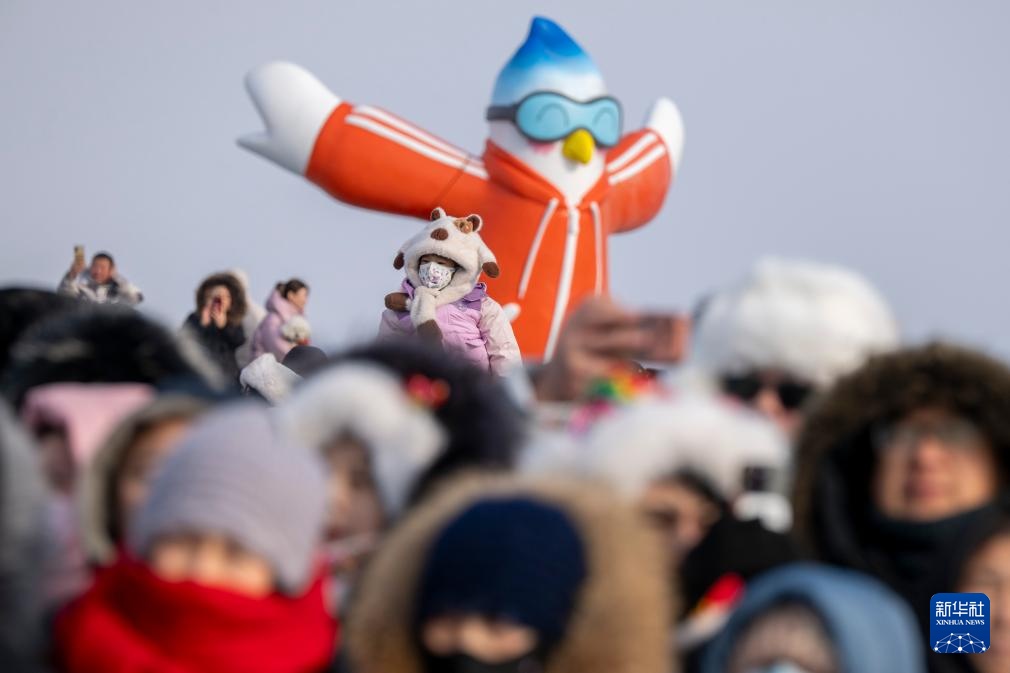 万鱼腾跃 在中俄界湖体验冬捕