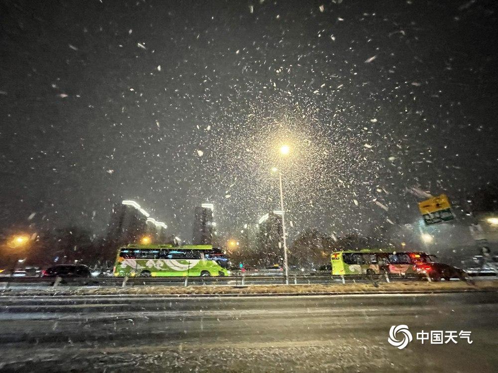 北京多地进入降雪主要时段 一组图看漫天雪花纷飞