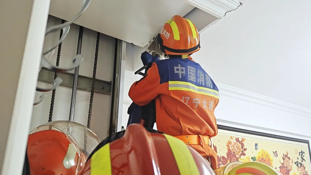 天花板上伸出一双小脚丫！家长定睛一看，吓得马上报警