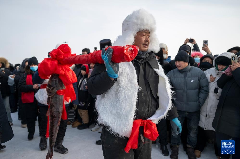 万鱼腾跃 在中俄界湖体验冬捕