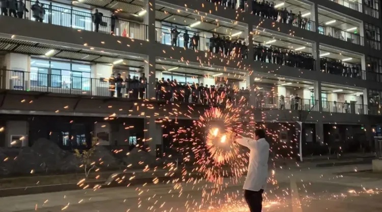 太酷了！浙江科学老师“打铁花”火出圈，网友：别人家的老师