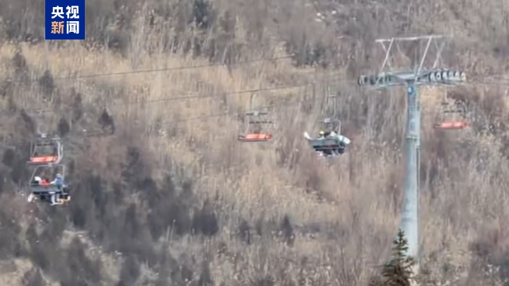 兰州一滑雪场出现缆车停运故障，被困游客已全部获救