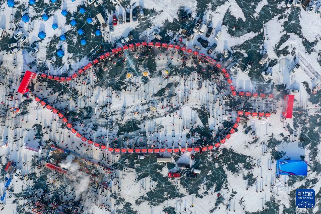 万鱼腾跃 在中俄界湖体验冬捕