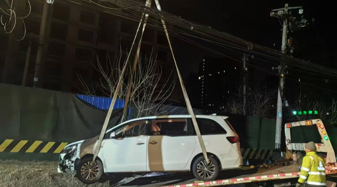 “叫了代驾……最后掉沟里了，我记得”