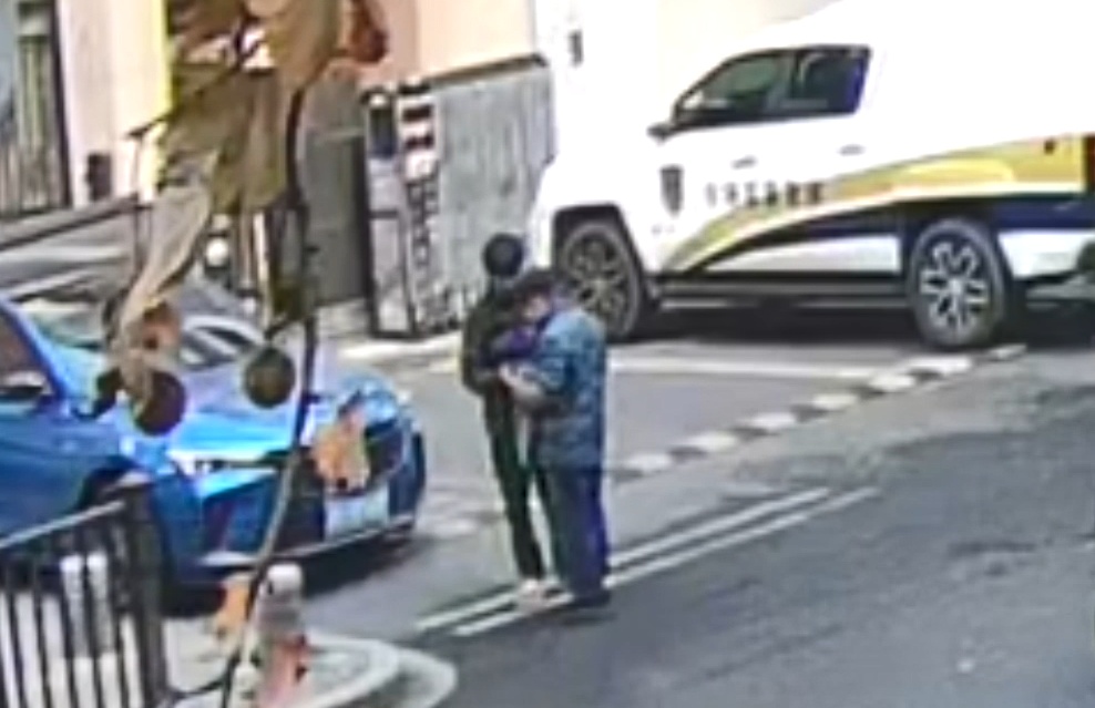 交给“派出所所长”的29000元现金，竟埋在了土里？