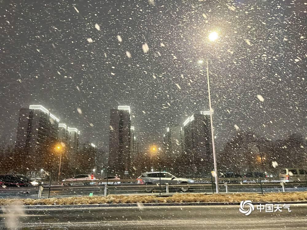 北京多地进入降雪主要时段 一组图看漫天雪花纷飞