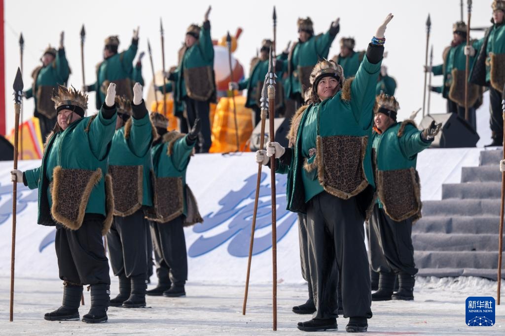 万鱼腾跃 在中俄界湖体验冬捕