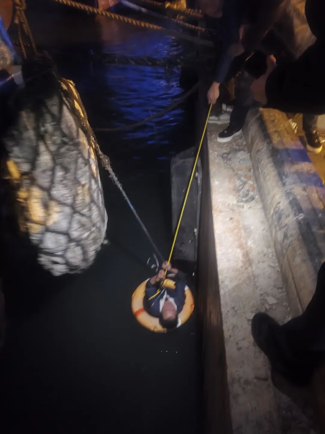 吓出冷汗！一男子凌晨坠海