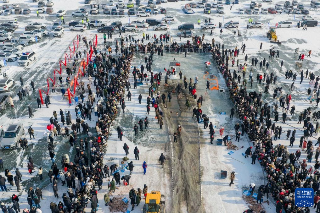 万鱼腾跃 在中俄界湖体验冬捕