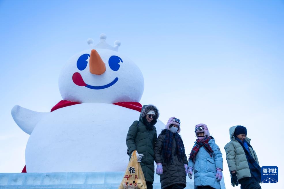 雪人“暖”北国：黑龙江冰雪季的别样温度