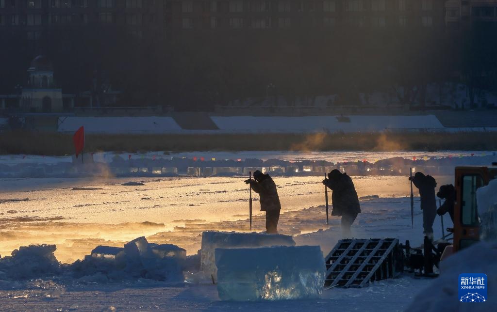 “冰城”哈尔滨开始为下届冰雪大世界存冰