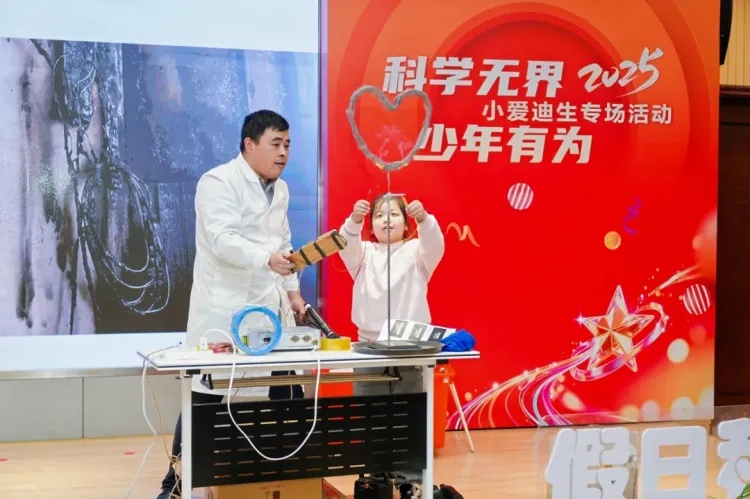 太酷了！浙江科学老师“打铁花”火出圈，网友：别人家的老师