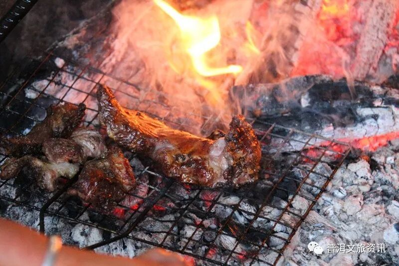 被 “摇人按猪” 馋到？云南杀猪饭，开吃！