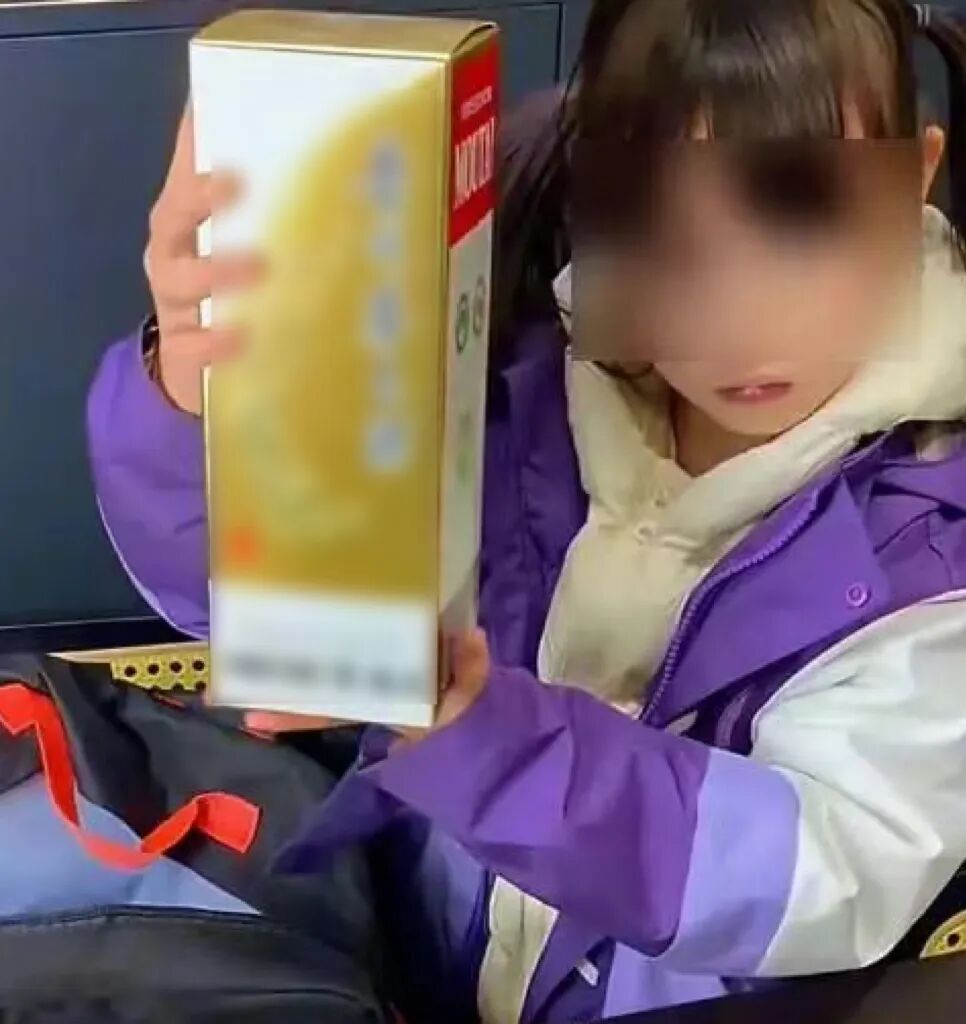 摆拍“女儿在跳蚤市场50元换回名酒”，涉事男子被处罚！