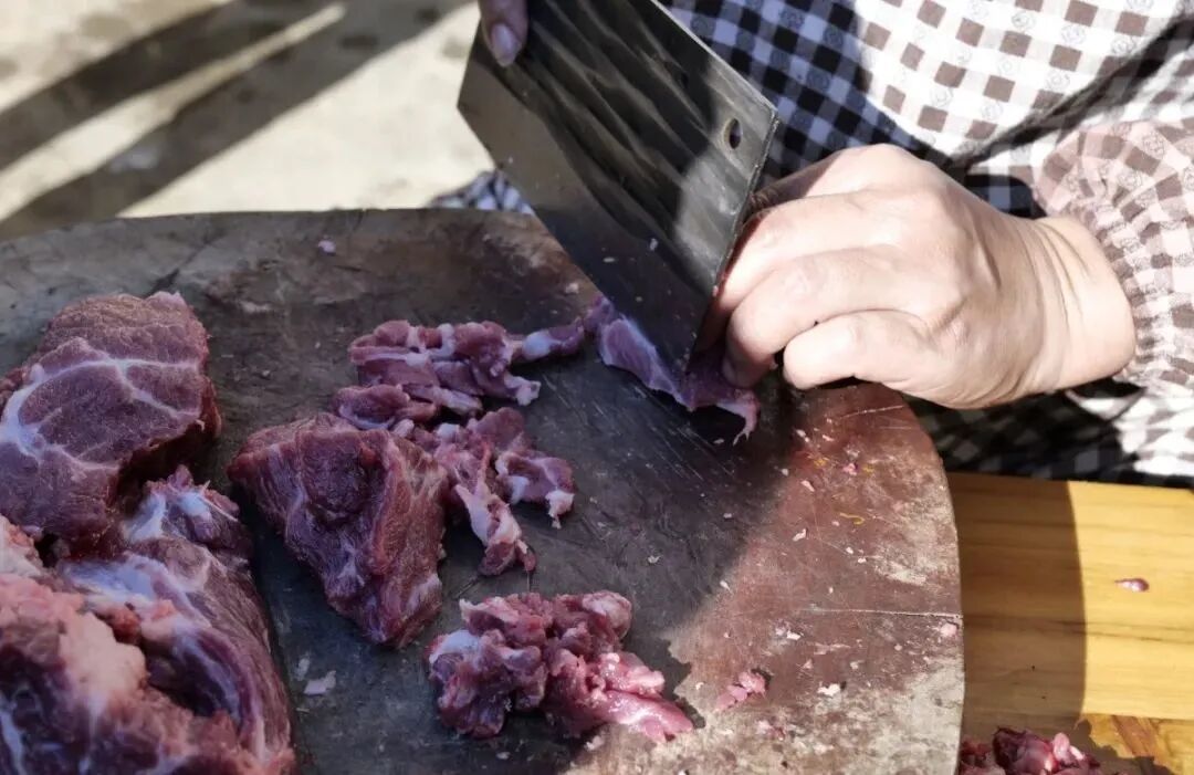 被 “摇人按猪” 馋到？云南杀猪饭，开吃！