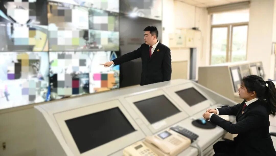 送餐途中意外受伤，赔偿金带来的“甜头”让他当起了“苦情演员”