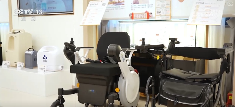 养老“爆款”产品更“轻”更“暖” “硬核”科技给老年人生活添便利