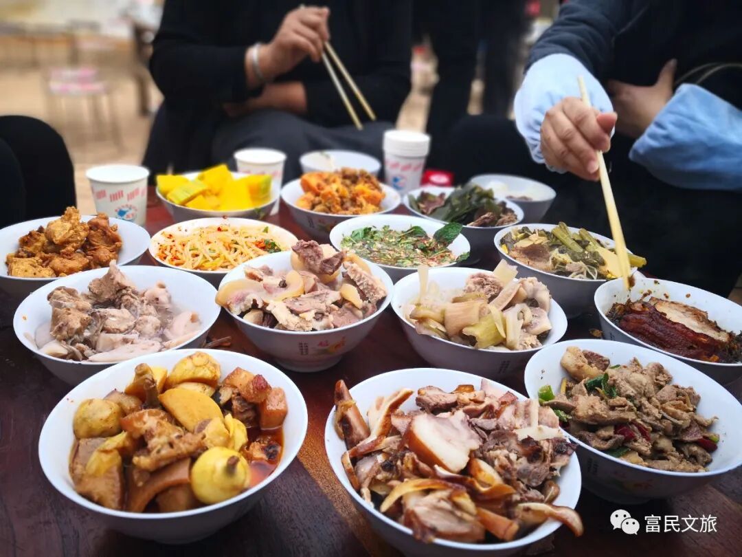 被 “摇人按猪” 馋到？云南杀猪饭，开吃！