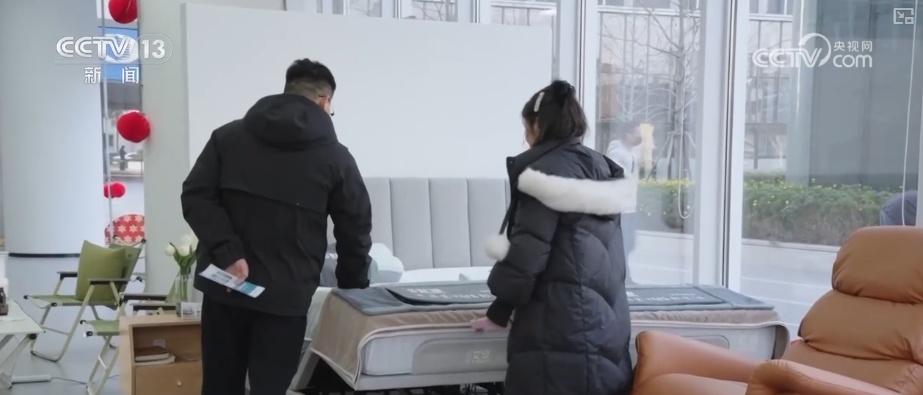 养老“爆款”产品更“轻”更“暖” “硬核”科技给老年人生活添便利