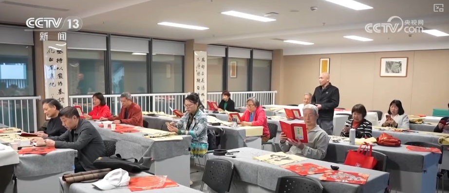 养老“爆款”产品更“轻”更“暖” “硬核”科技给老年人生活添便利