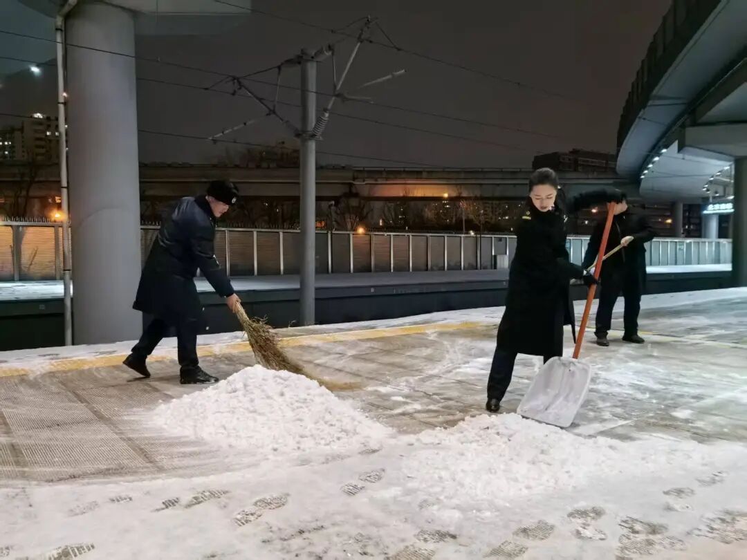 北京“扫雪铲冰天团”上线！9.1万人次+8600台车硬核清雪，明儿的上班路稳多了～