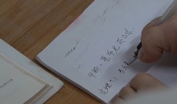 8岁失去双臂，脚上扎满针眼……20年后，他的成就令人叹服！