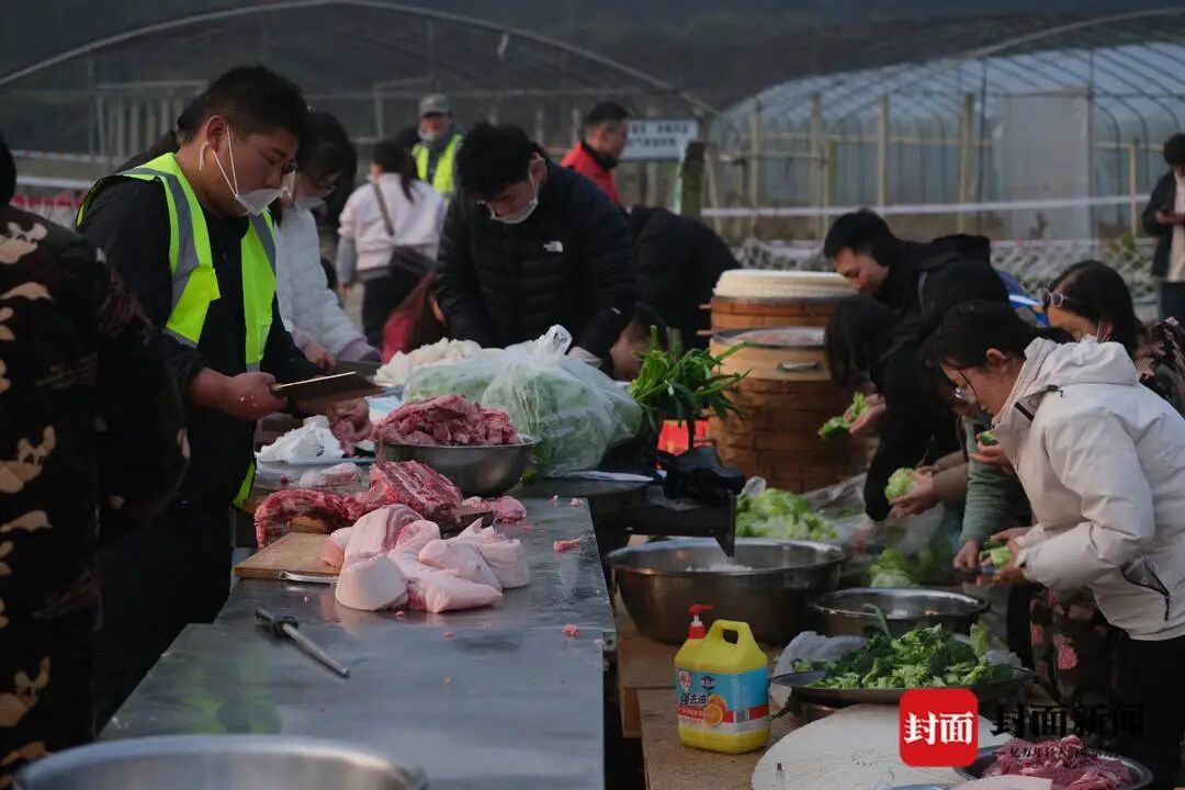 热闹！成都一农场“众筹”吃“刨猪汤” ，上千网友自带锅碗瓢盆赴约