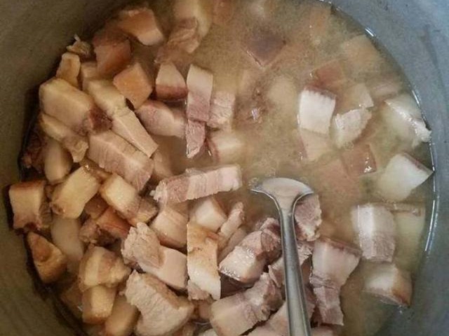 被 “摇人按猪” 馋到？云南杀猪饭，开吃！