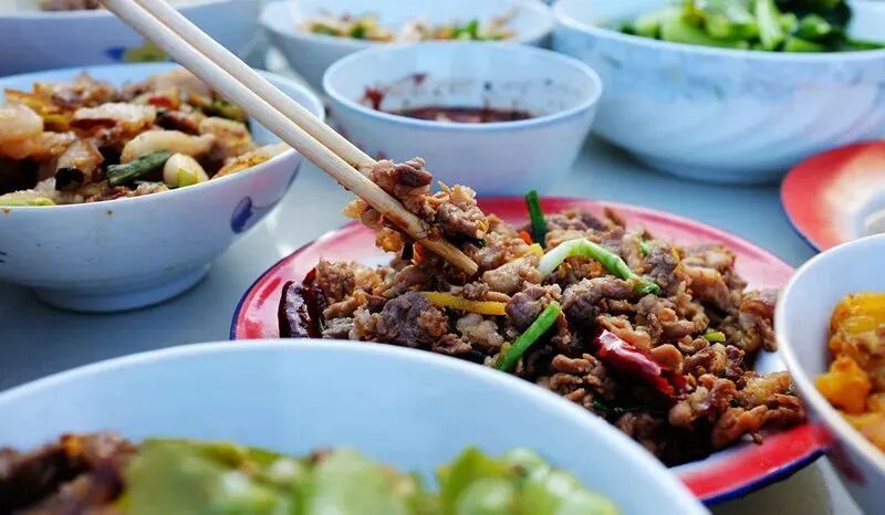 被 “摇人按猪” 馋到？云南杀猪饭，开吃！