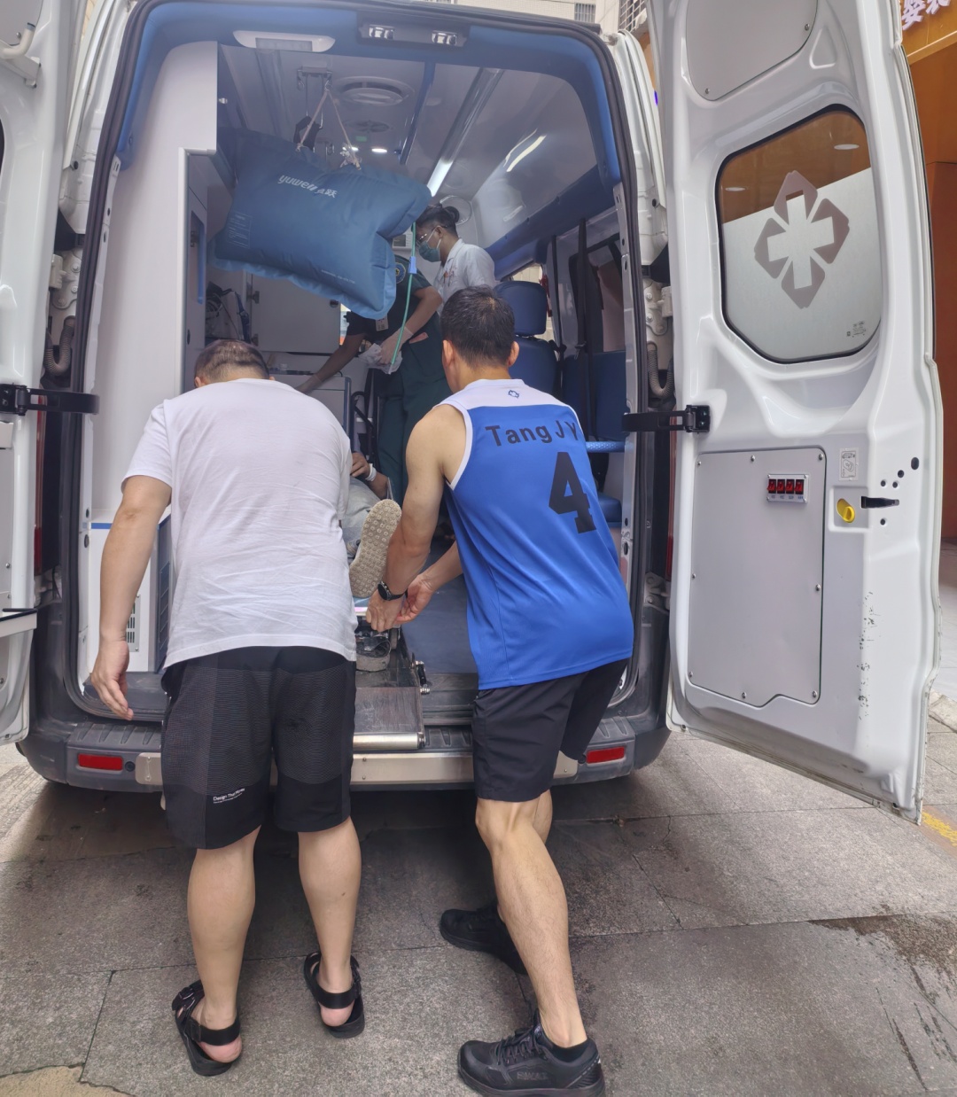 寻找“4号球服警官”