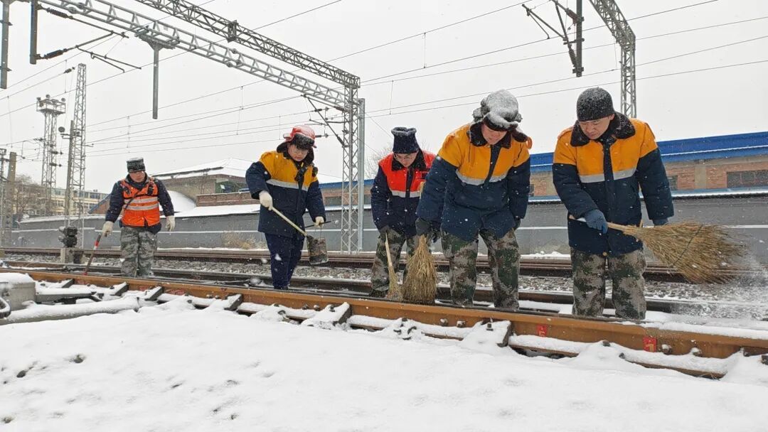 北京“扫雪铲冰天团”上线！9.1万人次+8600台车硬核清雪，明儿的上班路稳多了～