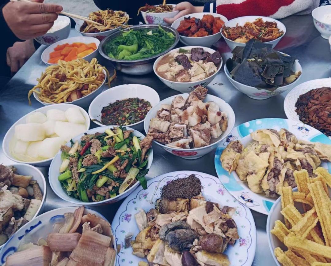 被 “摇人按猪” 馋到？云南杀猪饭，开吃！