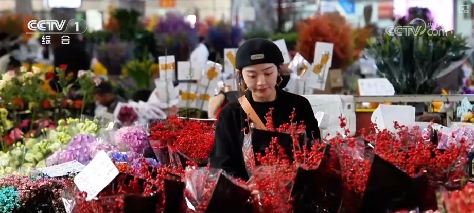 “马”上迎新创意不断 “马踏福来”“马上都来”成“宠儿”点亮节前消费热潮