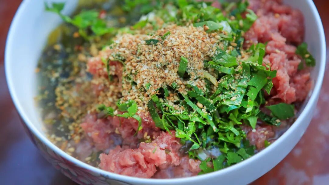 被 “摇人按猪” 馋到？云南杀猪饭，开吃！