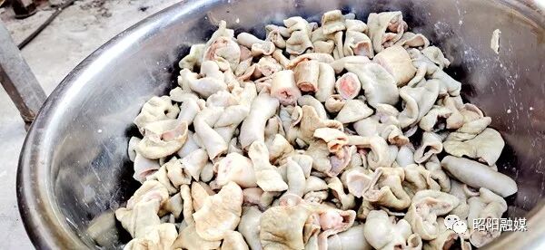 被 “摇人按猪” 馋到？云南杀猪饭，开吃！