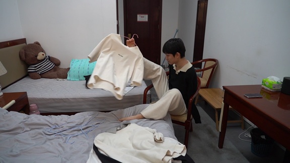 8岁失去双臂，脚上扎满针眼……20年后，他的成就令人叹服！