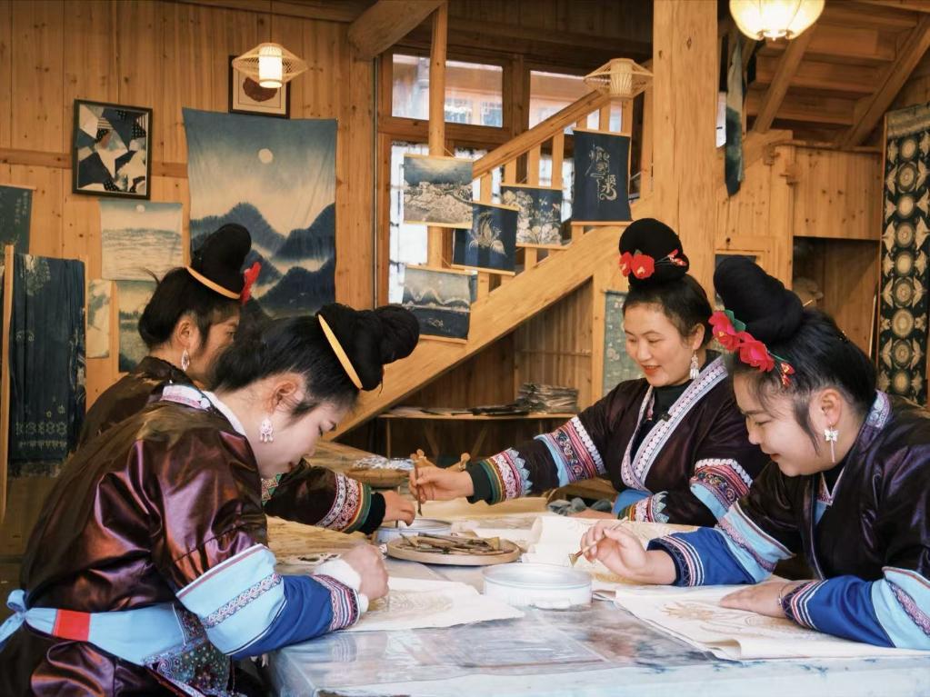 贵州千年侗寨非遗织就乡村振兴锦绣路