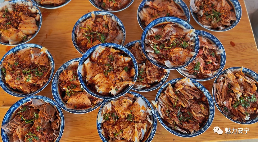 被 “摇人按猪” 馋到？云南杀猪饭，开吃！