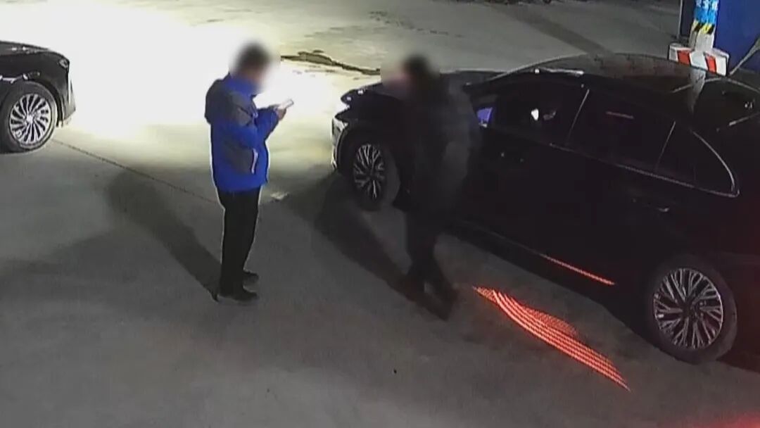 北京街头发生三车相撞事故，女子被撞重伤昏迷！肇事司机竟逃回工地睡觉