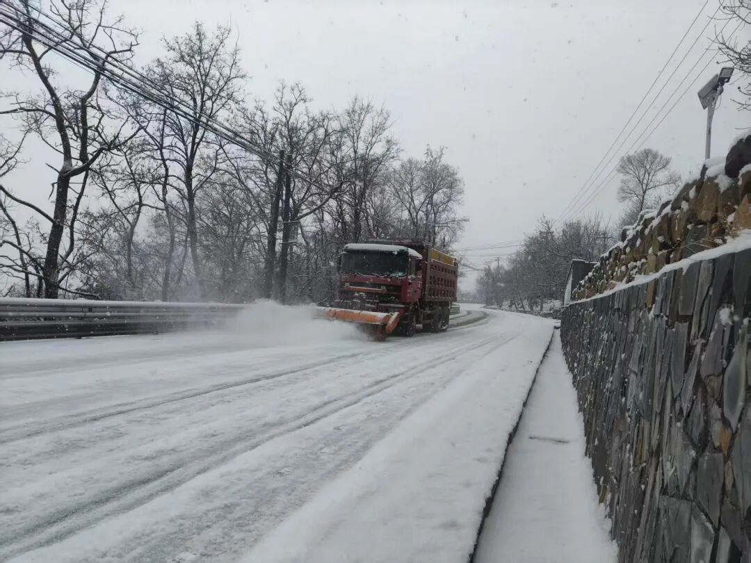 北京“扫雪铲冰天团”上线！9.1万人次+8600台车硬核清雪，明儿的上班路稳多了～